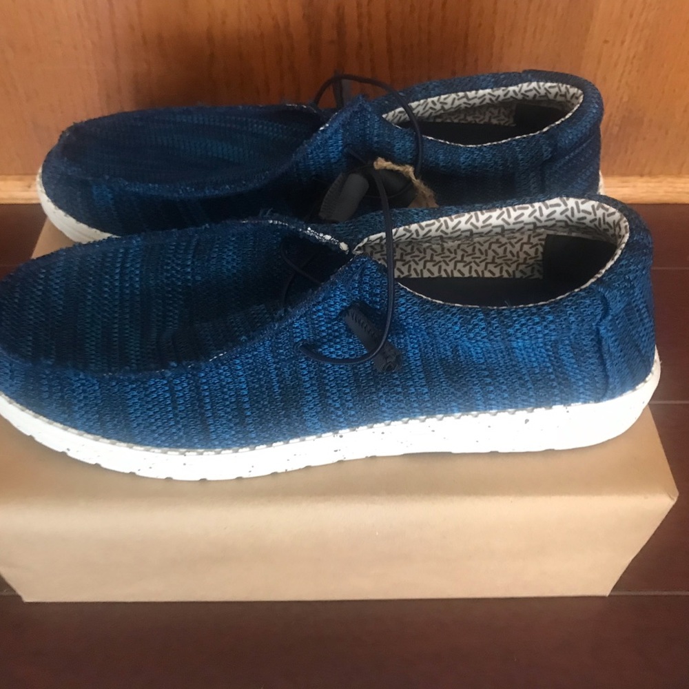 "Brand-New" ON SALE NOW SEVEN -7  MALIBU slip on sneakers  60% DISCOUNT - Picture 10 of 10